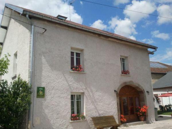 På bilden syns objektet Gîte familial confortable près de Luxeuil-Les-Bains - FR-1-583-401 som ligger i staden Conflans.