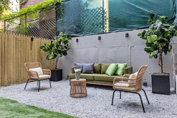Brownstone 2 Bed with Private Backyard near Subway, New York