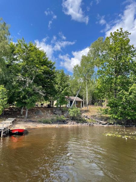 På bilden syns objektet Cozy house in entire private Island Mocklen lake som ligger i staden Länshult.