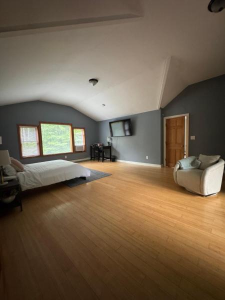 Na fotografii je vidět objekt Quiet Cozy Stay Spacious Home Near Beach & Shops nacházející se ve městě Hamden.