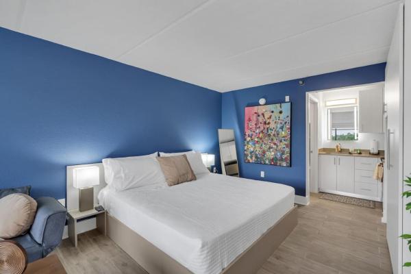 Disney Escape King Suite w Pool and Free Parking, Kissimmee