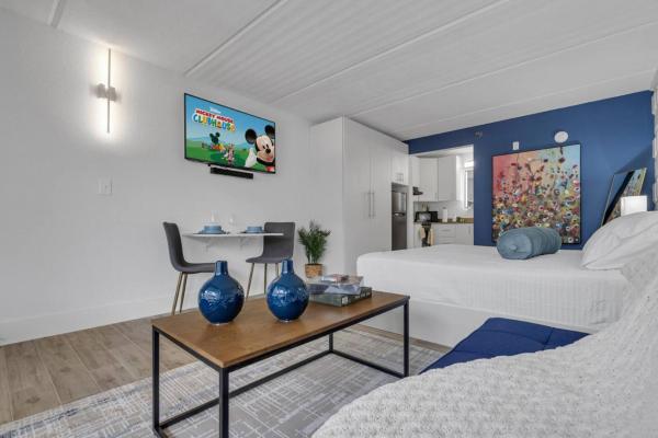 King Suite Retreat 7min Disney w Free Parking, Kissimmee
