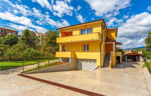 A la foto es mostra l'objecte 2 Bedroom Nice Apartment In Cernik situat a la ciutat de Podrvanj.