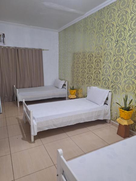 A la foto es mostra l'objecte Quarto triplo com banheiro compartilhado situat a la ciutat de Manaus.
