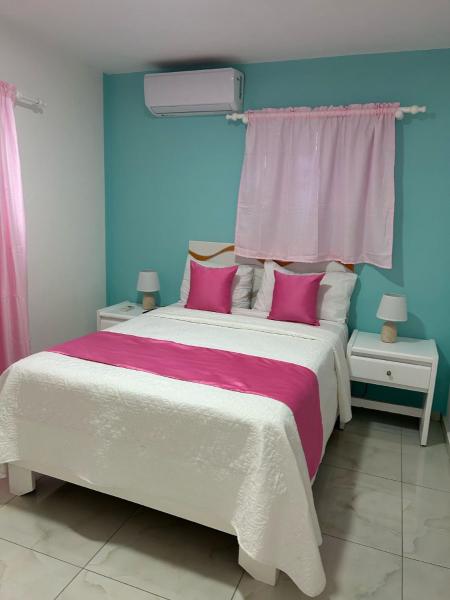 På billedet ses objektet hotel tropicpop beliggende i byen Las Flores.