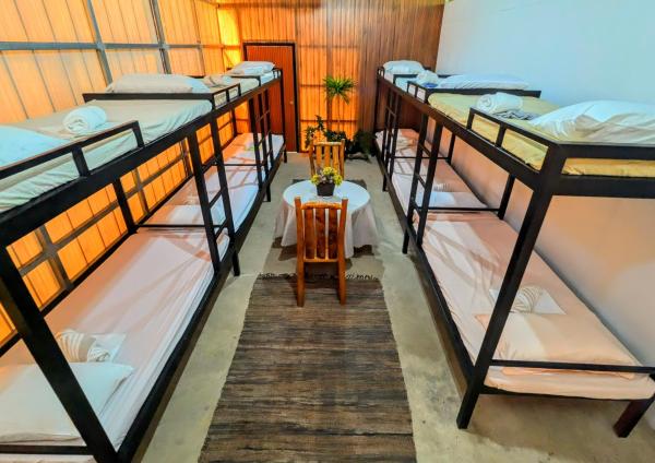 写真にはLarena市にあるBonjorge Dormitory- Helen, Larena, Siquijorが写っています。