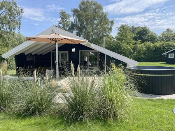 Na zdjęciu widoczny jest obiekt Summerhouse With Hot Tub On Langeland położony w mieście Stoense.