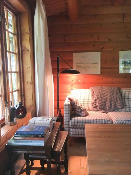 En la foto se muestra el objeto Unique Log Cabin In Quiet Forest ubicado en la ciudad de Brande.