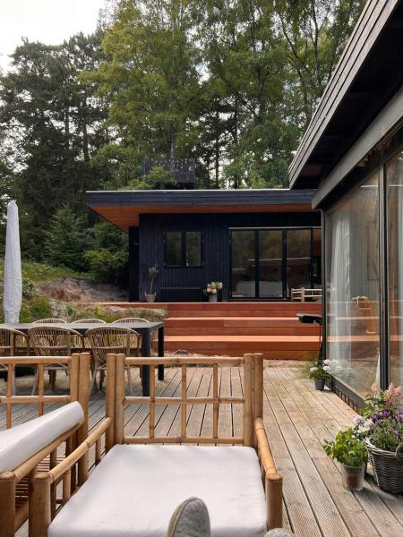 Na fotografii je vidět objekt Retro Woodland Home With Modern Twist Amidst Trees nacházející se ve městě Vejby.
