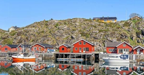 Cosy Cabin On Jetty In Lofoten