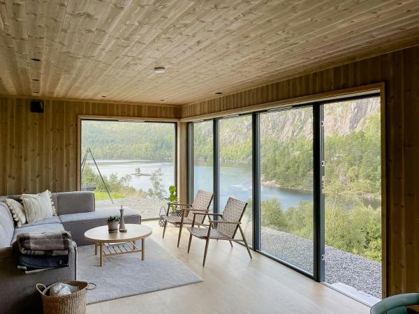 Nella foto è visibile l'oggetto Cozy Cabin With View Over Åvedalsvannet situato nella città di Sira.