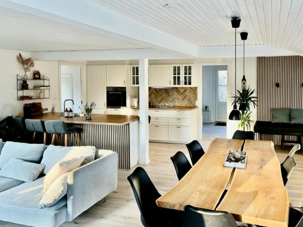 Na zdjęciu widoczny jest obiekt Modern Cottage Near North Zealand's Beaches położony w mieście Smidstrup.