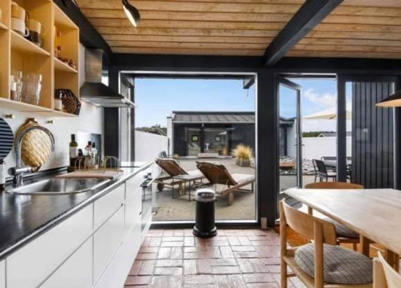A la foto es mostra l'objecte Architectural Summer House Gem By The North Sea situat a la ciutat de Søndervig.