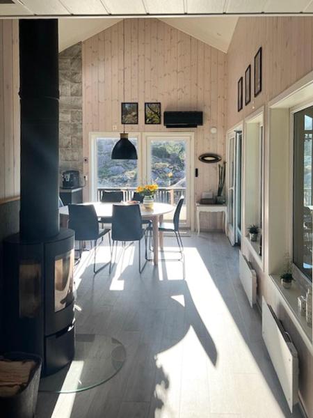 Nella foto è visibile l'oggetto Scenic Cabin With Panoramic Views In Jæren situato nella città di Hellvik.