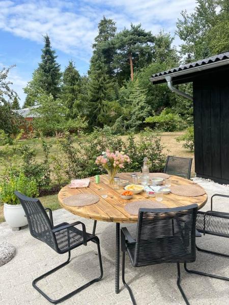 Auf dem Foto ist das Objekt Home Near Forest And Beach In Stevns Nature in der Stadt Strøby Ladeplads zu sehen.