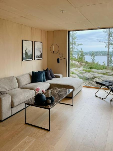På billedet ses objektet Architect Home On Bømlo Coastline beliggende i byen Ervik.