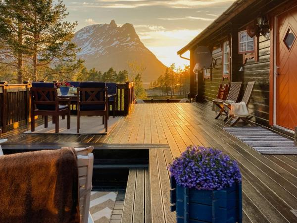 En la foto se muestra el objeto Log Cabin By Skoddeberg Lake In Tjeldsund ubicado en la ciudad de Kovan.