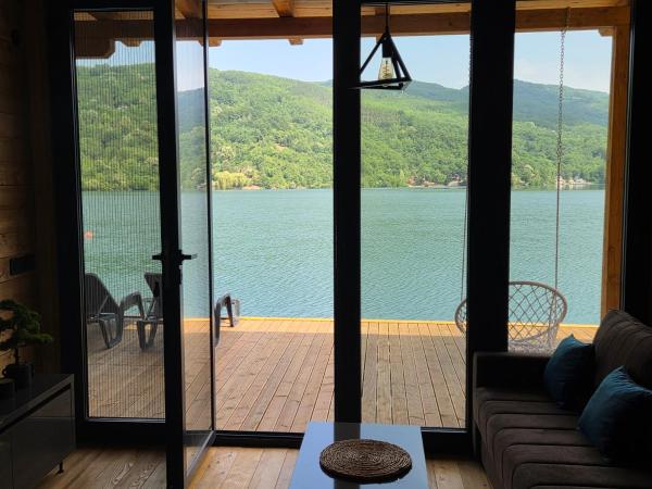Na zdjęciu widoczny jest obiekt Villas Mlecika and Zvoncic- Jezero Lake Perucac położony w mieście Perućac.
