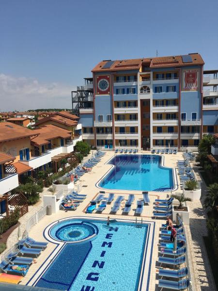På billedet ses objektet Villaggio Hemingway - Family Aparthotel beliggende i byen Caorle.