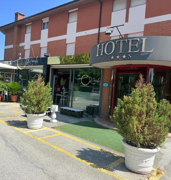 Na zdjęciu widoczny jest obiekt Hotel Rossi położony w mieście San Marino.