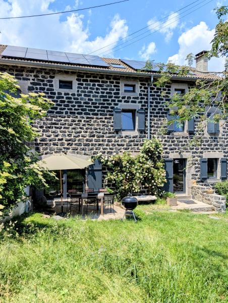 A la foto es mostra l'objecte Grande ferme de 250m2 rénovée au charme rustique situat a la ciutat de Bronac.