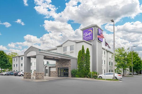 A la foto es mostra l'objecte Sleep Inn & Suites at Concord Mills situat a la ciutat de Concord.