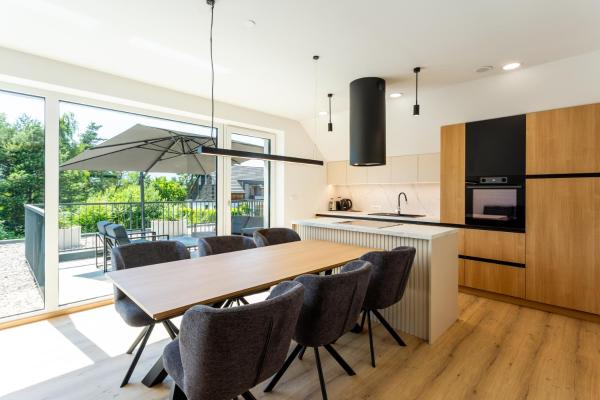 Na fotografii je vidět objekt Sunny Green Escape - Apartment with Terrace nacházející se ve městě Lesce.