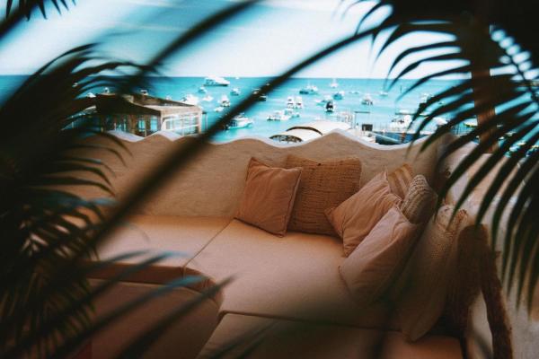 A la foto es mostra l'objecte Suites Al Mar, en el malecón de San Cristóbal situat a la ciutat de San Cristóbal.