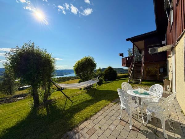 Nella foto è visibile l'oggetto Landlig beliggenhet med flott utsikt over Mjøsa situato nella città di Moelv.