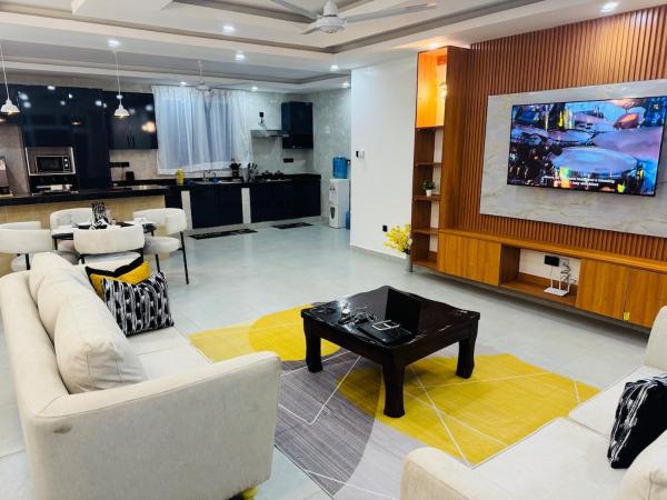 Serenum, Nyali, modern 2BR with AC, pool, WiFi, Balcony, close to Beach, Mombasa