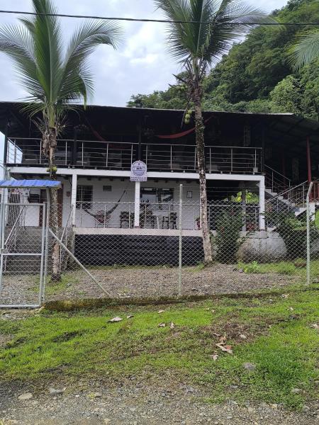 Op de foto is het object Casa Hotel La Cherna te zien, gelegen in de stad Bahía Solano.