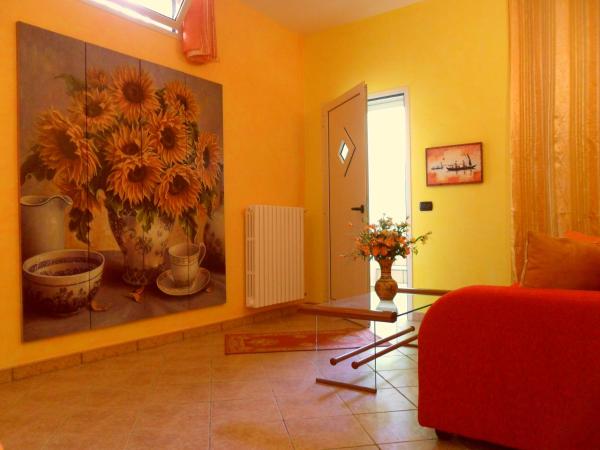 На фото показан объект Domus Girasoli, расположенный в городе Алецио.