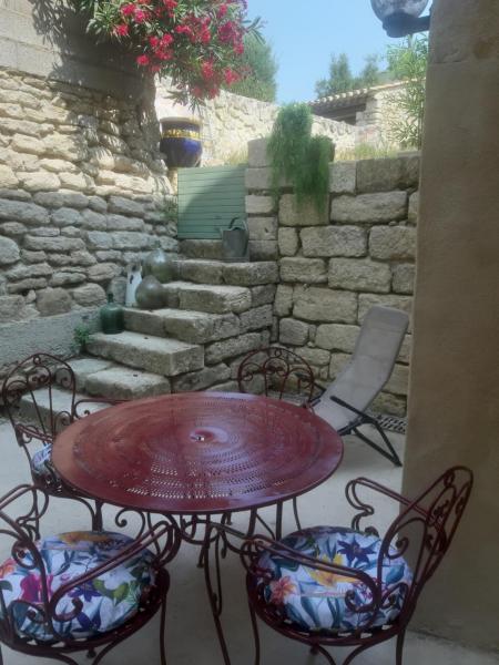 På billedet ses objektet A fleur de rue, Calme, proximité et fraîcheur beliggende i byen Uzès.