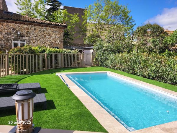 A la foto es mostra l'objecte Gîte Coté Village - le cœur du village avec piscine situat a la ciutat de Salles-dʼAude.