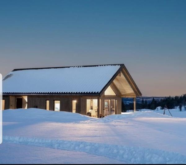 På billedet ses objektet Luxury Mountain Cabin Modern and Stylish beliggende i byen Uppheim.