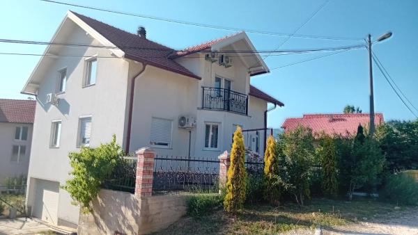 Na zdjęciu widoczny jest obiekt Family home EHLI położony w mieście Vogošća.