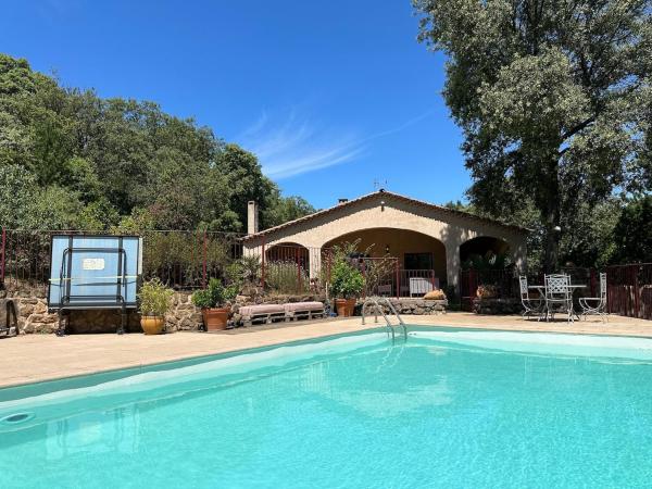 A la foto es mostra l'objecte Beau mas cévenol avec piscine situat a la ciutat de Corbés.