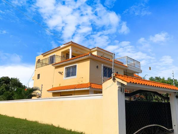 Na fotografii je vidět objekt Stylish and Spacious 4BR 5BA 5 minutes from the beach nacházející se ve městě Pajarito.