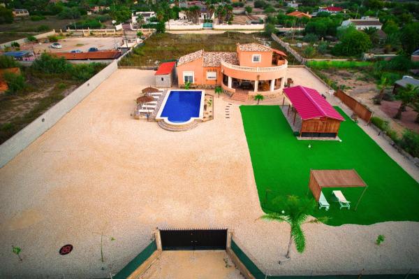 A la foto es mostra l'objecte Villa Campo y Mar situat a la ciutat de Derramador.