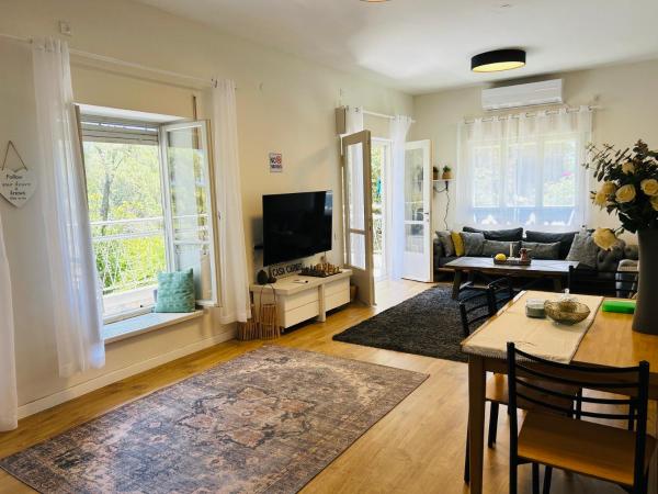A la foto es mostra l'objecte Amazing Apartment with Balcony & HotTub at Carmel Center situat a la ciutat de HaKarmel.