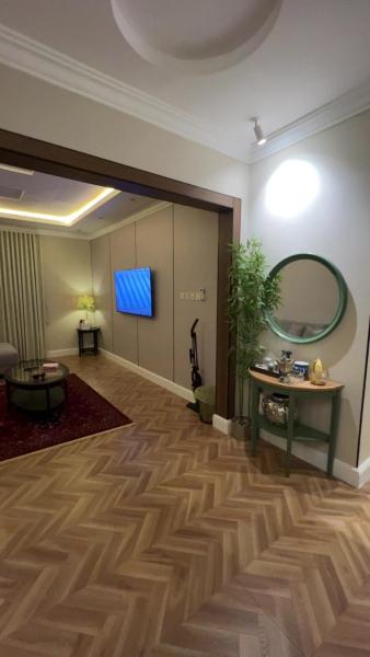 A la foto es mostra l'objecte شقة سكنية راقية بغرفة ماستر وغرفة نوم إضافية في موقع حيوي قريب من الخدمات situat a la ciutat de Riad.