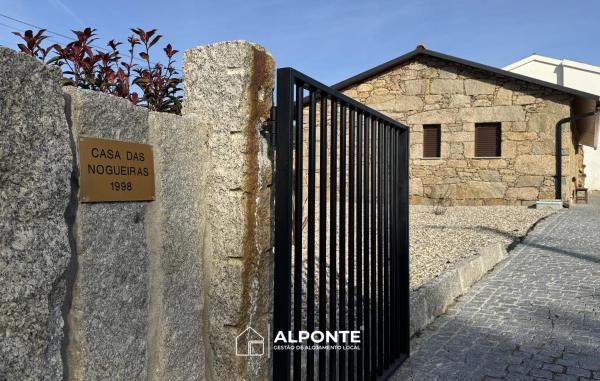 Op de foto is het object Casa das Nogueiras By ALPONTE te zien, gelegen in de stad Troporiz.
