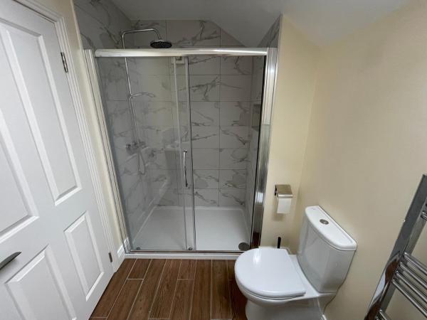 Billede 9: Spacious, modern room for families in a shared family home