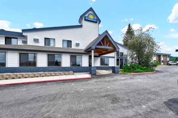 写真にはClancy市にあるDays Inn by Wyndham Helenaが写っています。