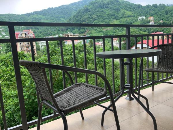 A la foto es mostra l'objecte Gonio N201 Beachfront Mountain view apartment situat a la ciutat de Kvariati.