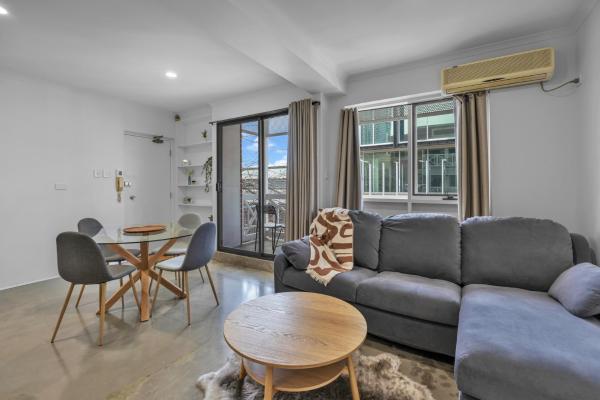 På billedet ses objektet Bright 1-Bed Flat with Balcony in Central Adelaide beliggende i byen Adelaide.
