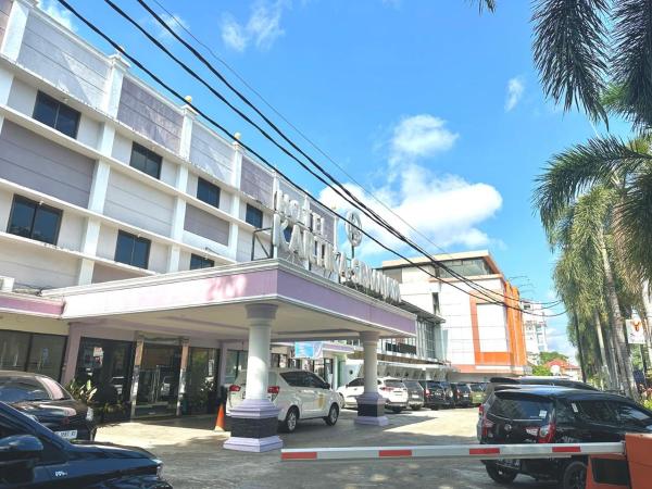 写真にはKertapati市にあるKartika Sriwijaya Hotelが写っています。