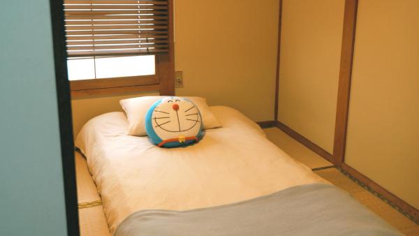 Doraemon Imazen Cute Character Style Japanese Entire House for 6 with 4 Beds Near Public Transport 2 min Walk Direct to Namba Family Friendlyの写真3