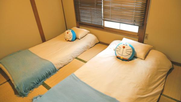 Doraemon Imazen Cute Character Style Japanese Entire House for 6 with 4 Beds Near Public Transport 2 min Walk Direct to Namba Family Friendlyの写真2