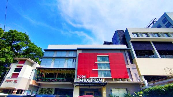 The photo shows the Hotel Candi Indah Akpol Semarang located in the city of Semarang.